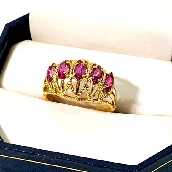 Vintage Jewelry - Stunning 14K Solid Gold and Amethyst Ring - Size 7